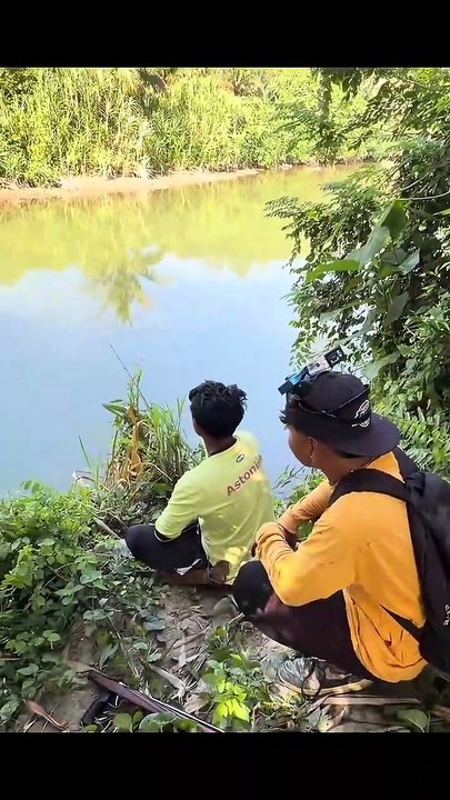 Bersihkan kolam ikan