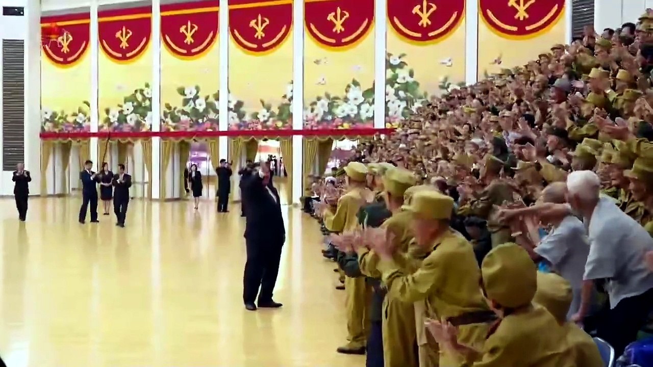 Estimado camarada Kim Jong Un tira fotografia com veteranos e beneméritos do tempo de guerra