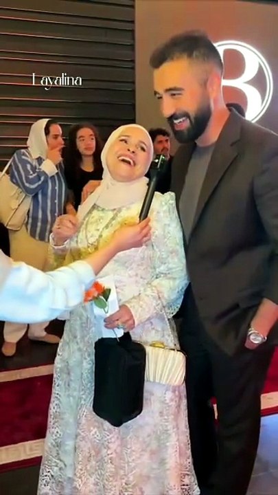 بإطلالة عفوية… والدة الإعلامي ماجد عجلاني تخطف الأنظار برفقته أمام كاميرا ليالينا.