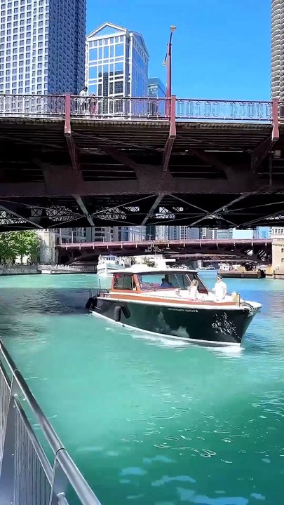 Chicago_River_Boat_Tour_🇺🇸___Downtown_Chicago