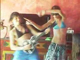 Estelle et Clara font leur show Mdr (1)