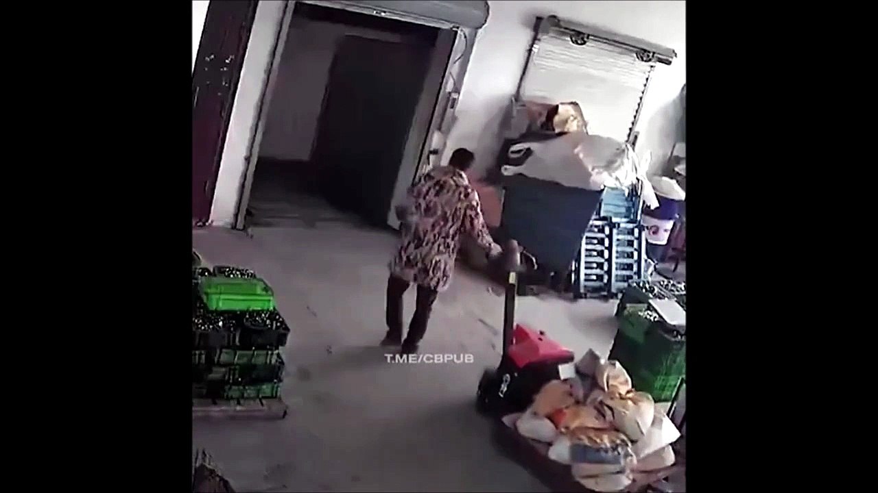 Le gars le plus chanceux de la journée... echapper à la chute d'un monte-charge
