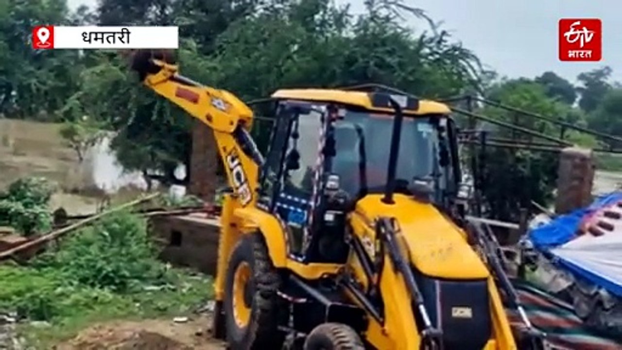 धमतरी के भखारा में अतिक्रमण पर एक्शन, कई सालों से संचालित चखना सेंटर पर चला बुलडोजर
