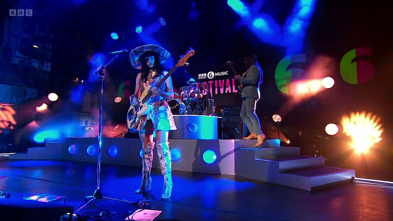 María También (included snippets of Misirlou and Apache) - Khruangbin (live)