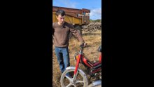 Enzo, la mob et le tracteur dans le cœur près de Neufchâtel-en-Bray