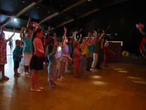 Vacances à la Palmyre - Zoé danse la danse du club !