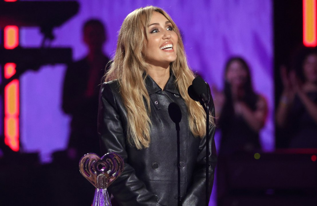 Miley Cyrus kündigt Album 'Bass Persuades' an