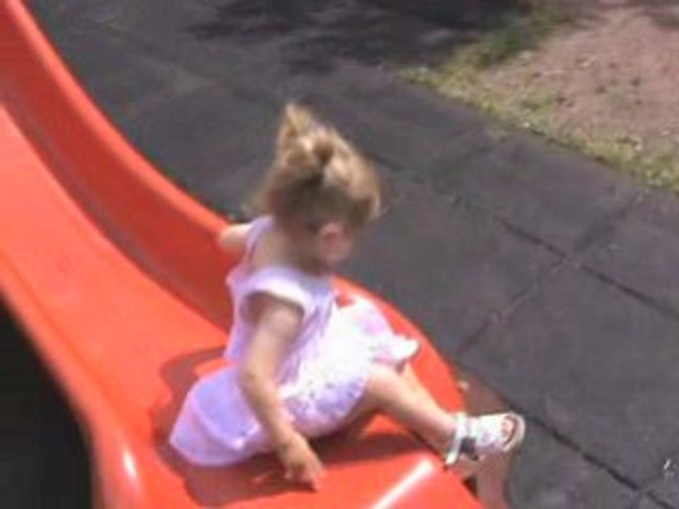 Julie au toboggan 2