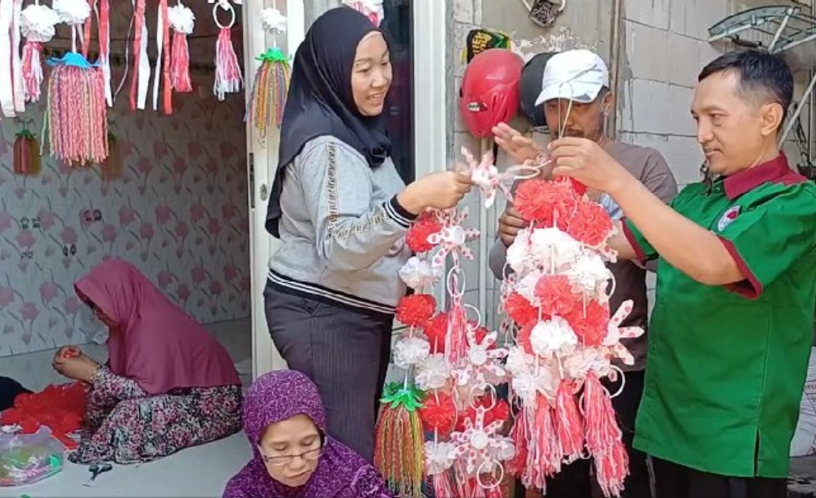 Pernak-Pernik Hiasan 17-an Berbahan Sampah Plastik Diburu Warga
