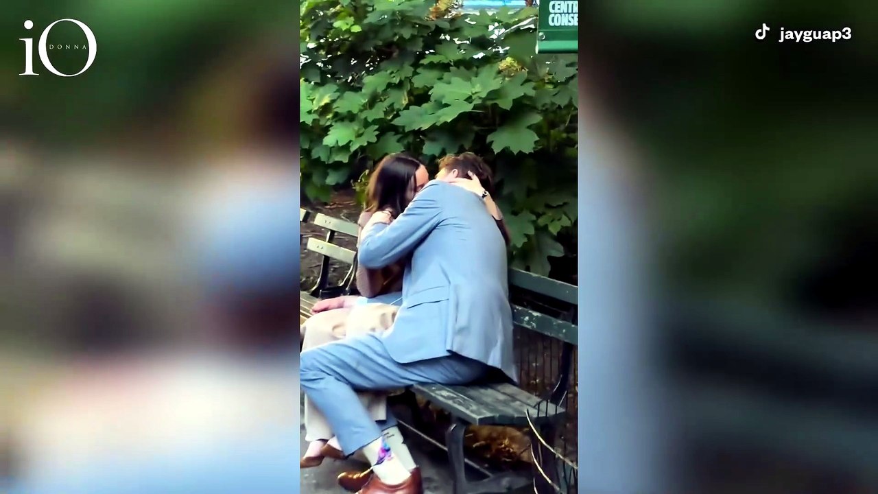 Beccato a Central Park con la giovane collega: il bacio che costa la carriera al super avvocato