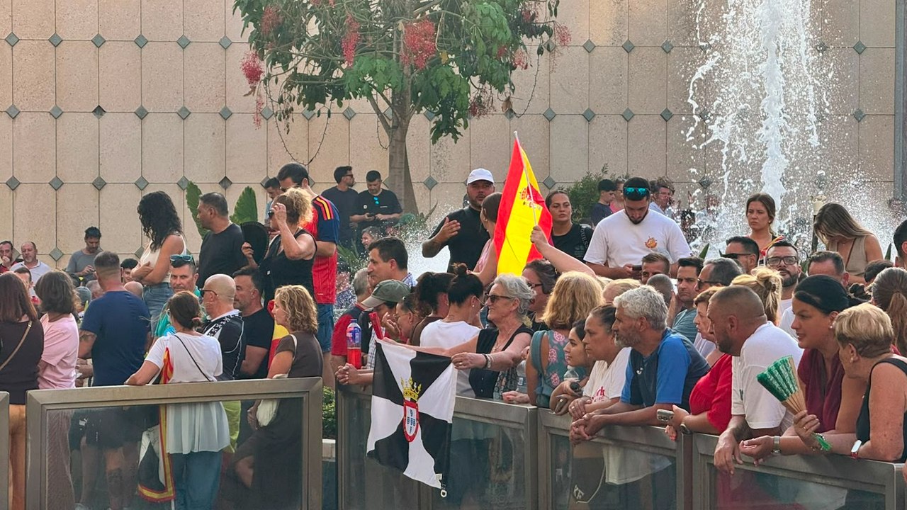 Vecinos de Ceuta protestan por la crisis migratoria y cargan contra Pedro Sánchez: "¡Hijo de puta!"