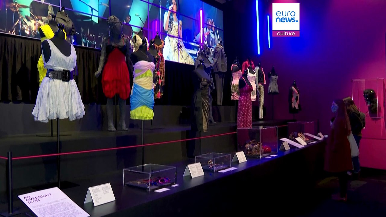 Ojciec Amy Winehouse ma zapłacić prawie 1 mln f...