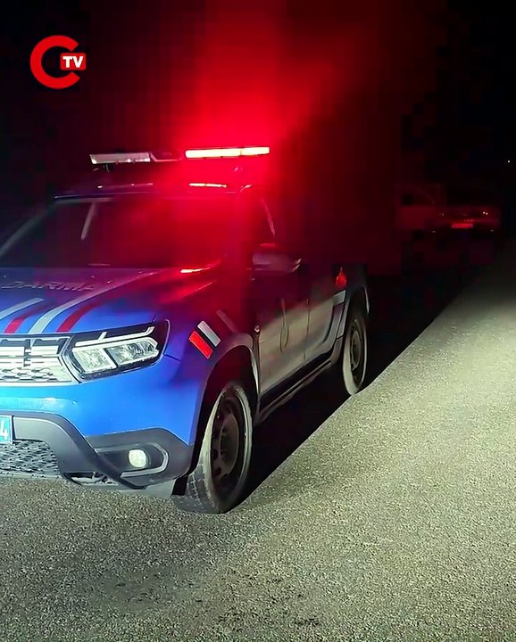 Jandarma kıyafeti giyip durdurdukları araçtaki 13 kilo altını gasbettiler