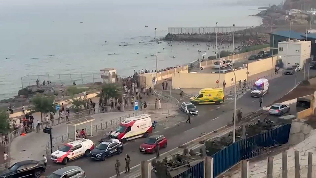 El flujo de personas entrando a Ceuta desde Marruecos continúa a primera hora de la mañana