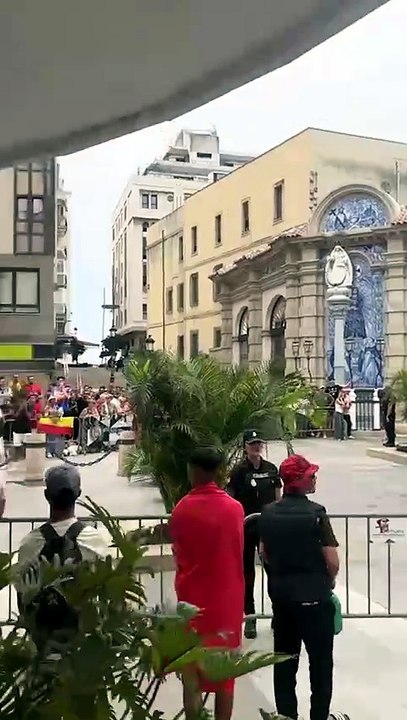 Tensión entre migrantes y vecinos de Ceuta que esperan la llegada de Sánchez: "¡Ceuta no se vende!"