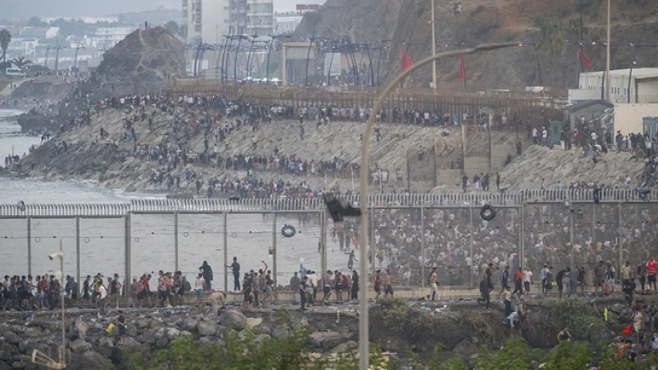 İspanya hükümeti, Ceuta'daki düzensiz göç girişimlerine karşı bölgeye asker sevk etti