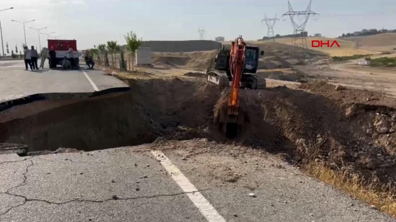 Batman'da ana isale hattının geçtiği yol çöktü