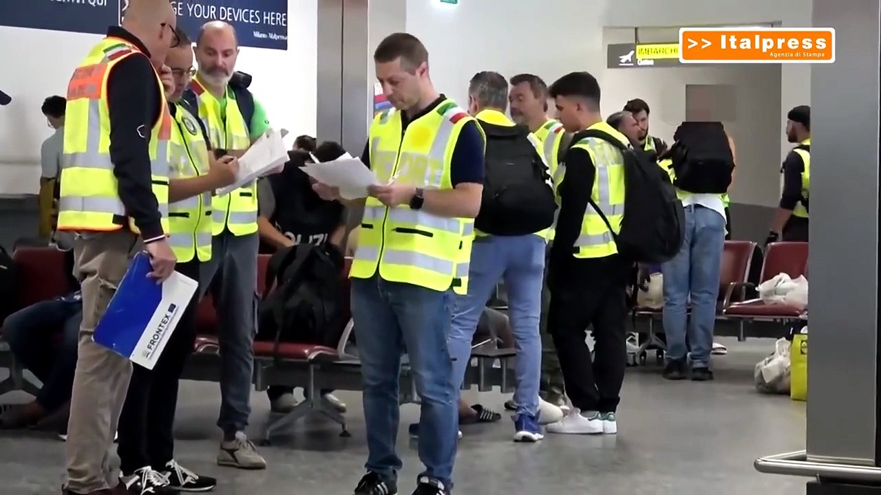 Immigrazione clandestina, espulsi 23 egiziani con charter da Malpensa