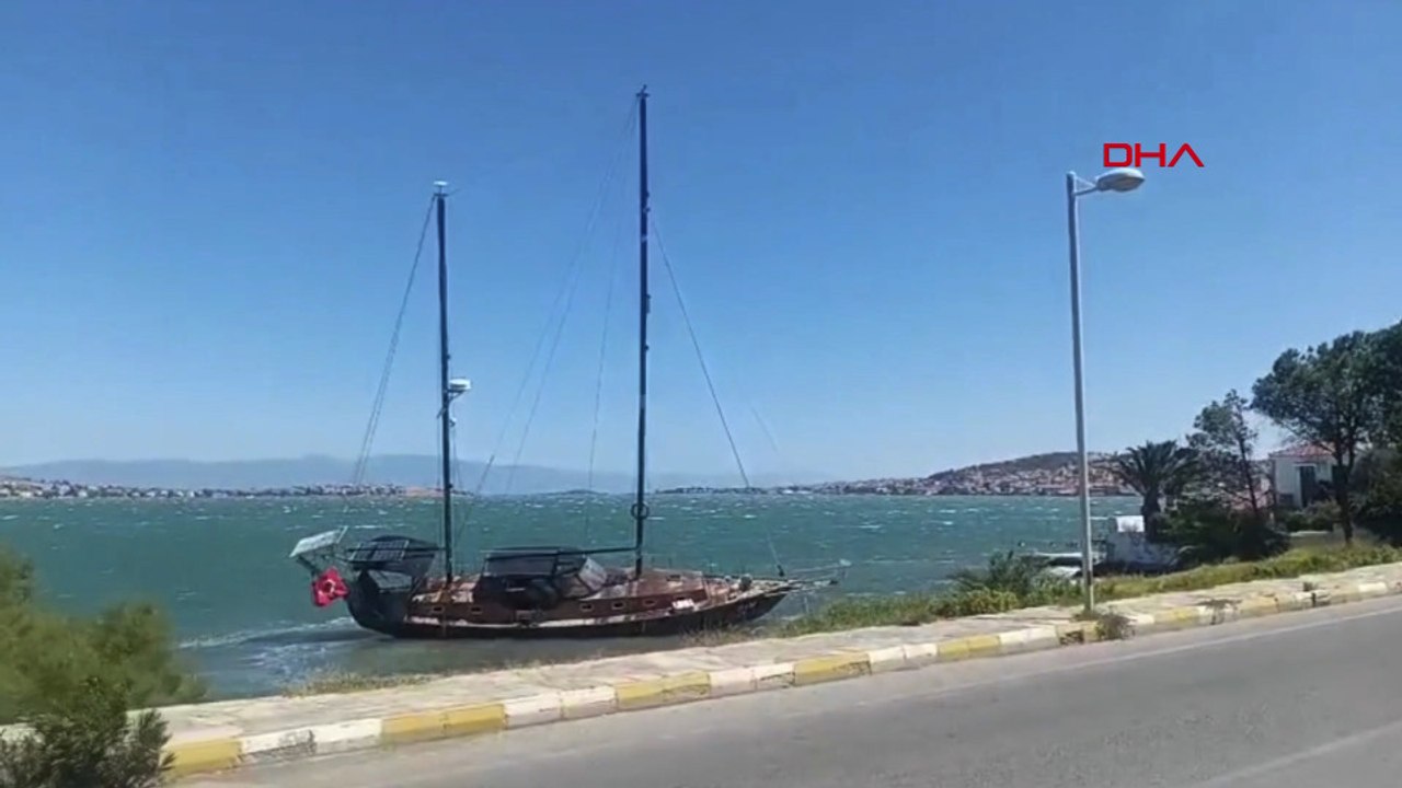 Ayvalık'da kuvvetli rüzgar; yelkenli tekne kıyıya vurdu
