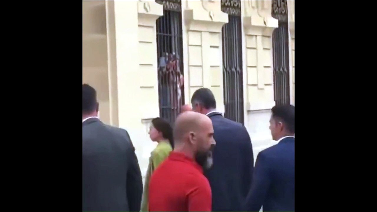 Sanchez a Ceuta, fischi e insulti per il premier spagnolo - Video