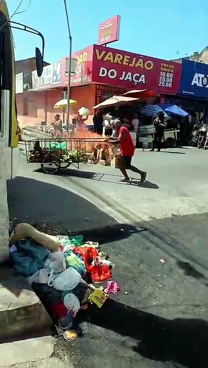 Protesto de moradores contra falta d'água deixa trânsito lento no Jacintinho