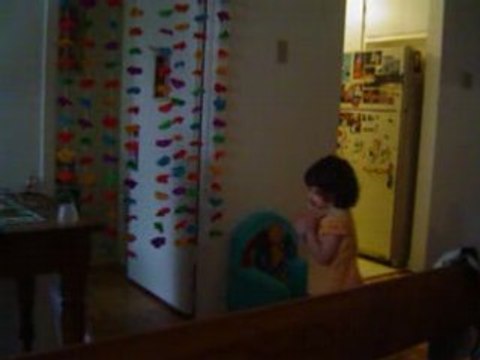 Marilou danse avec son rideau de fleurs devant sa chambre