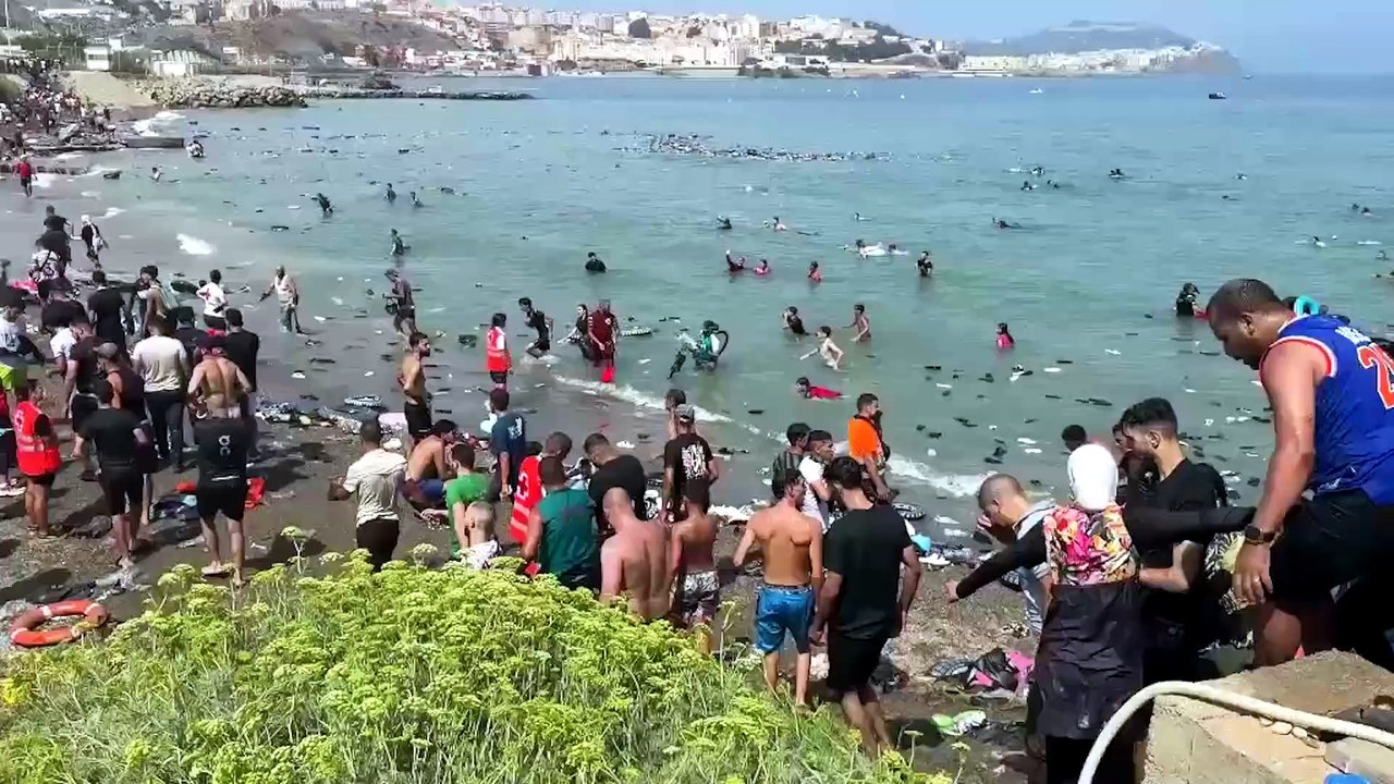 Miles de migrantes entran en Ceuta CORTO