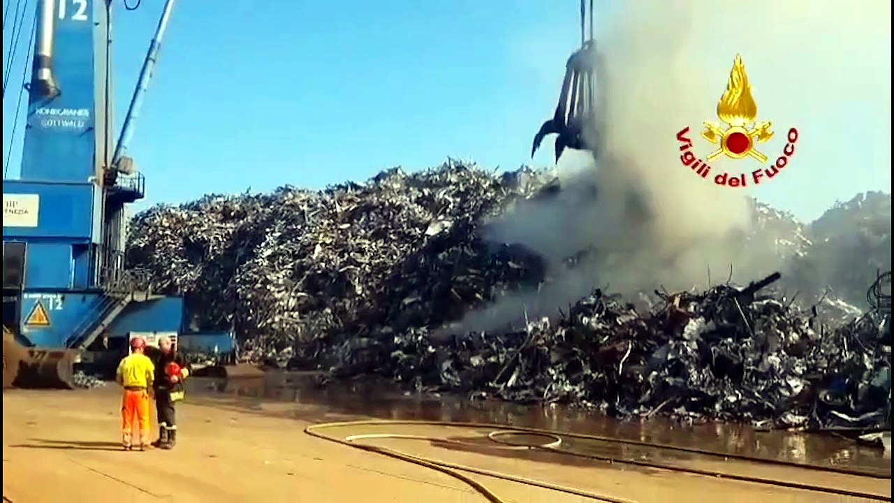 Venezia, a Porto Marghera cumuli di rottami metallici prendono fuoco per il caldo estremo