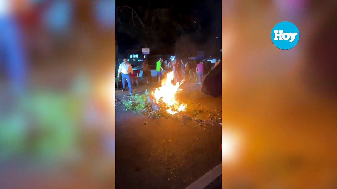 Residentes de SDE denuncian apagones y altas facturas: "Tenemos que echarnos aire con las manos"