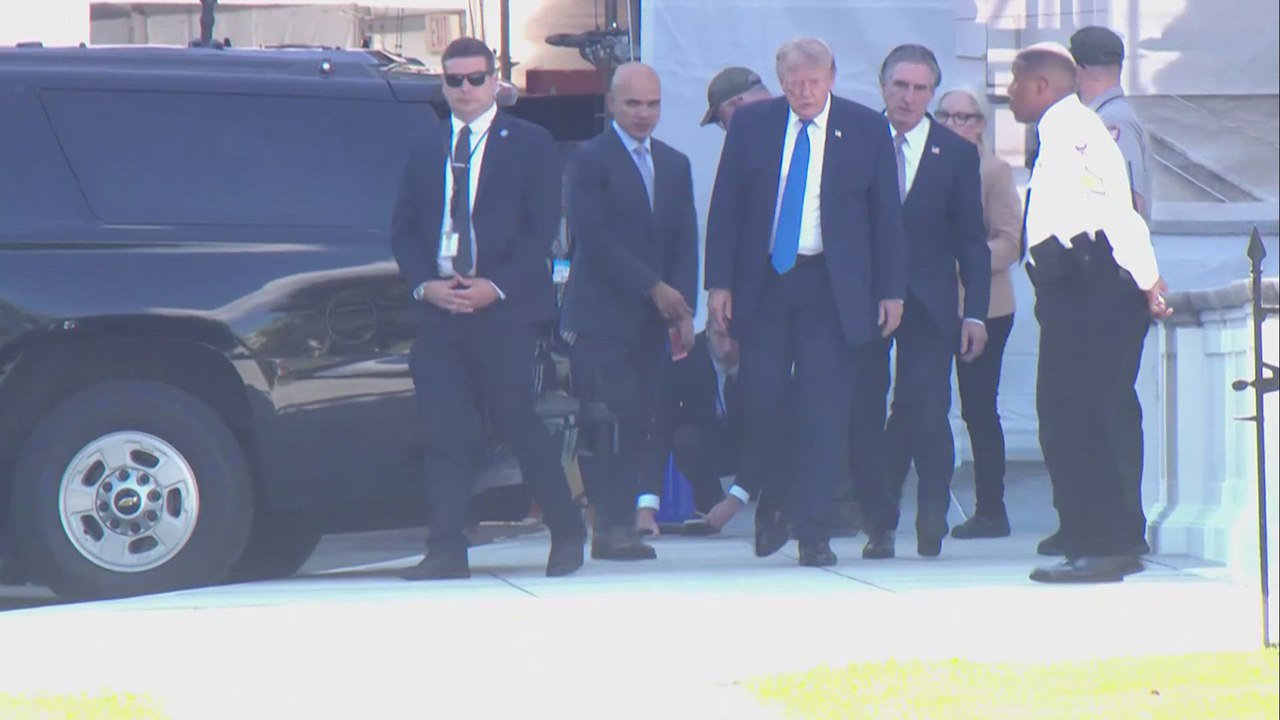 TRUMP personally oversees the White House NORTH PORTICO renovation work
