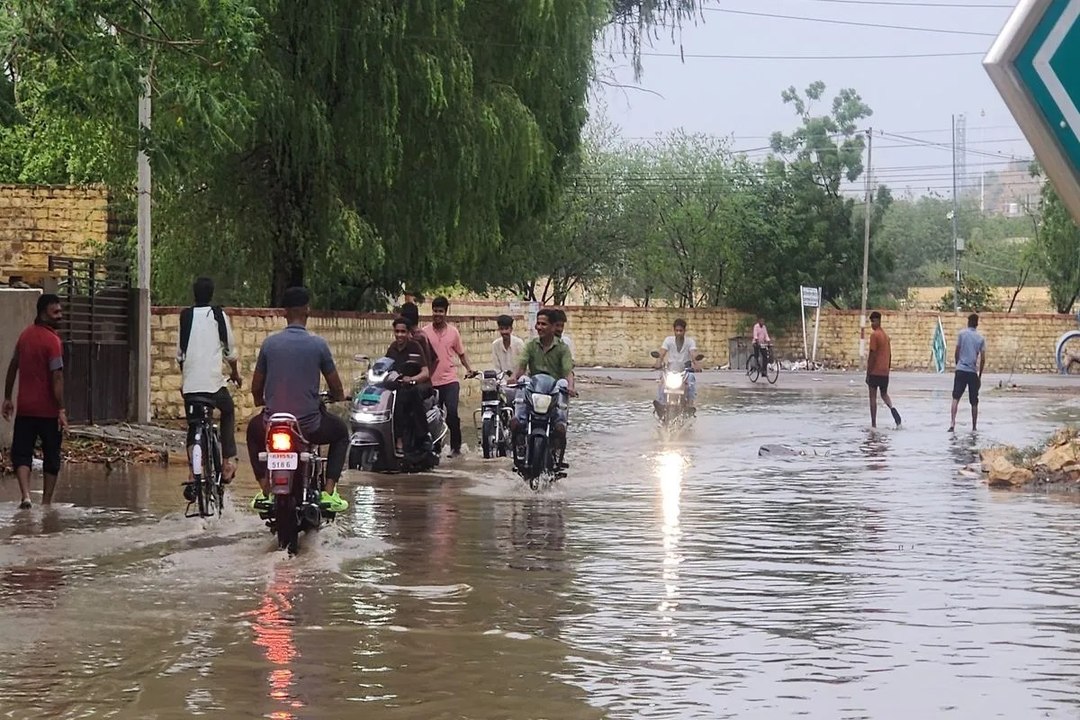 jaisalmer: बरसे मेघ, झूम उठा जन-मन...तपती धरती को मिली मूसलाधार बारिश की सौगात