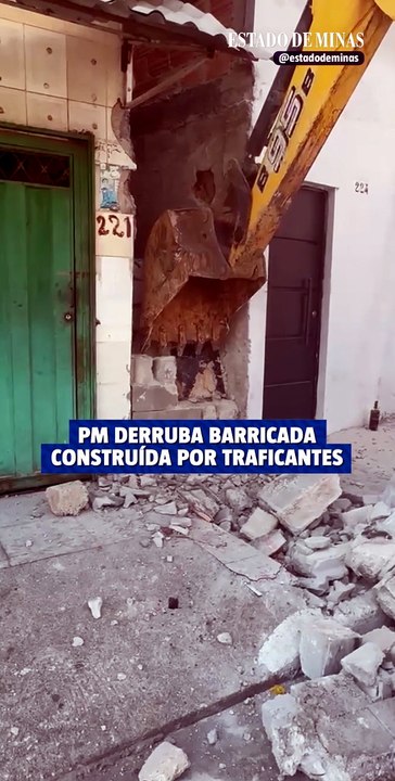 PM destrói uma barricada construída por traficantes