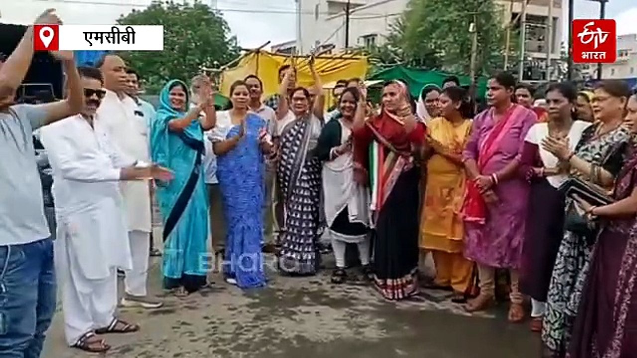 एमसीबी में महिला कांग्रेस का उग्र प्रदर्शन, प्रह्लाद जोशी और कंगना रनौत का फूंका पुतला