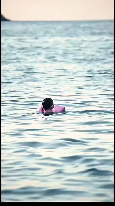 "A Little Girl Creates Magic in the Middle of the Ocean 🤯🌊🏖️ | A Stunning Moment Captured on Camera ❤️"