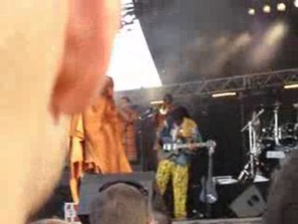 Tiken Jah Fakoly - Balayeur Balaiyé-Clip