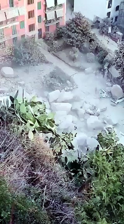 Terremoto ai Campi Flegrei, massi sulle auto a Pozzuoli
