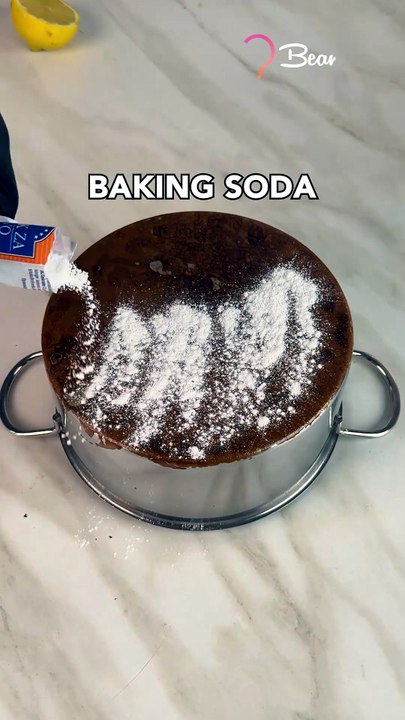 Easy Way to Clean a Burnt Pan 🧽