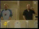 3 Hommes dans les toilettes