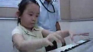 Japinha mandando um 'Tico-tico no fubá' no teclado
