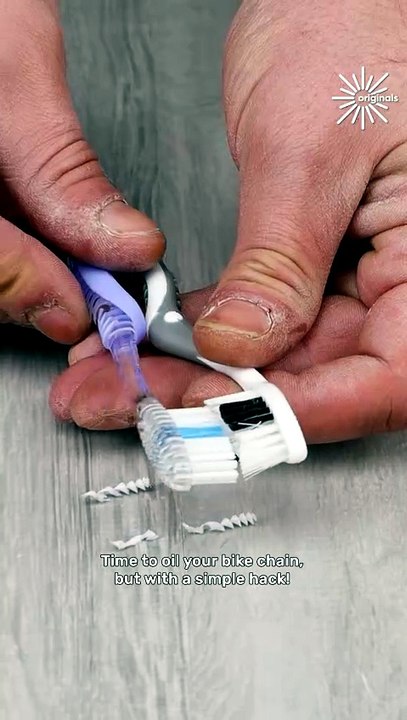 Who knew an old toothbrush could save your bike chain? 😎🚴