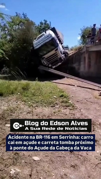 Carro cai em açude e carreta tomba próximo de ponte na BR-116 no interior da BA