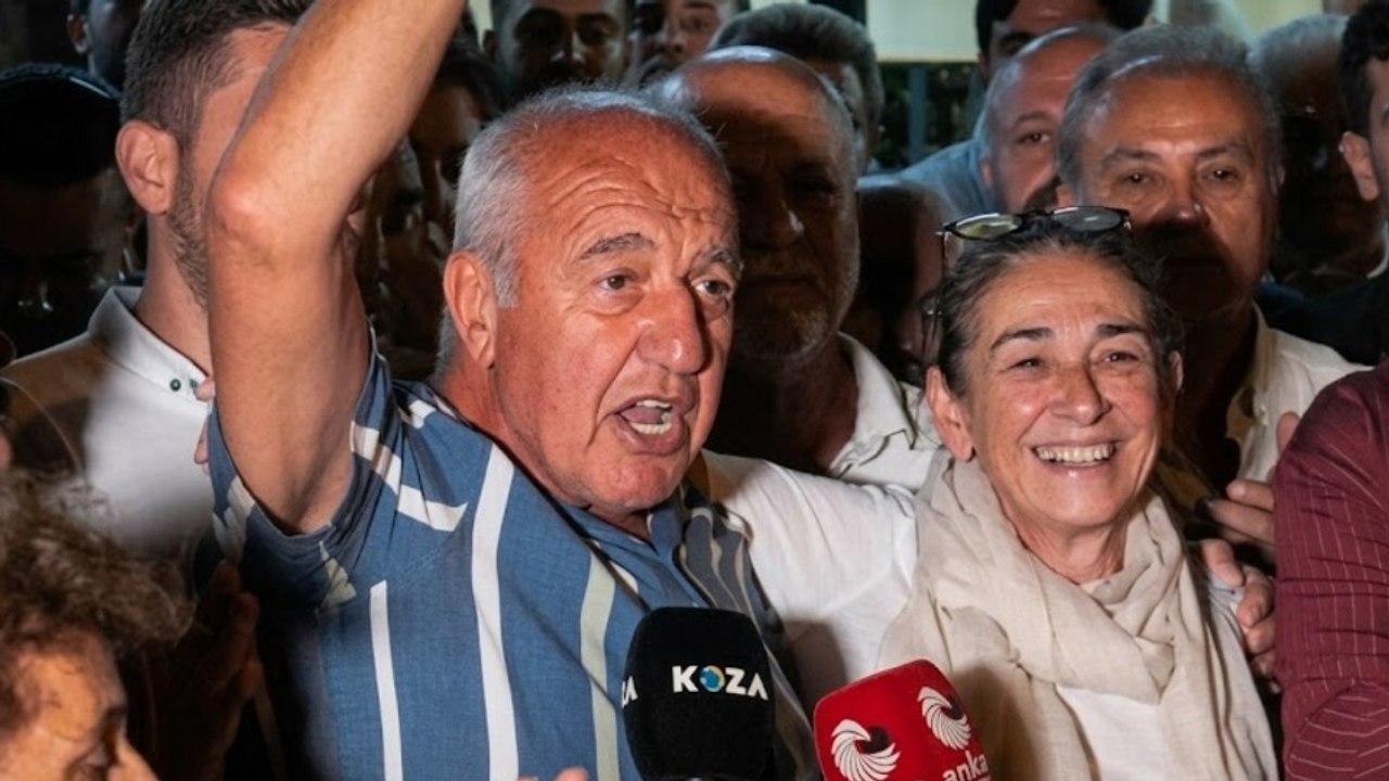 Üsküdar Belediye Başkanı Sinem Dedetaş'ın tutuklanmasına ailesi ve partililer tepki gösterdi: Ben evladımdan razıyım, dimdik ayaktayız