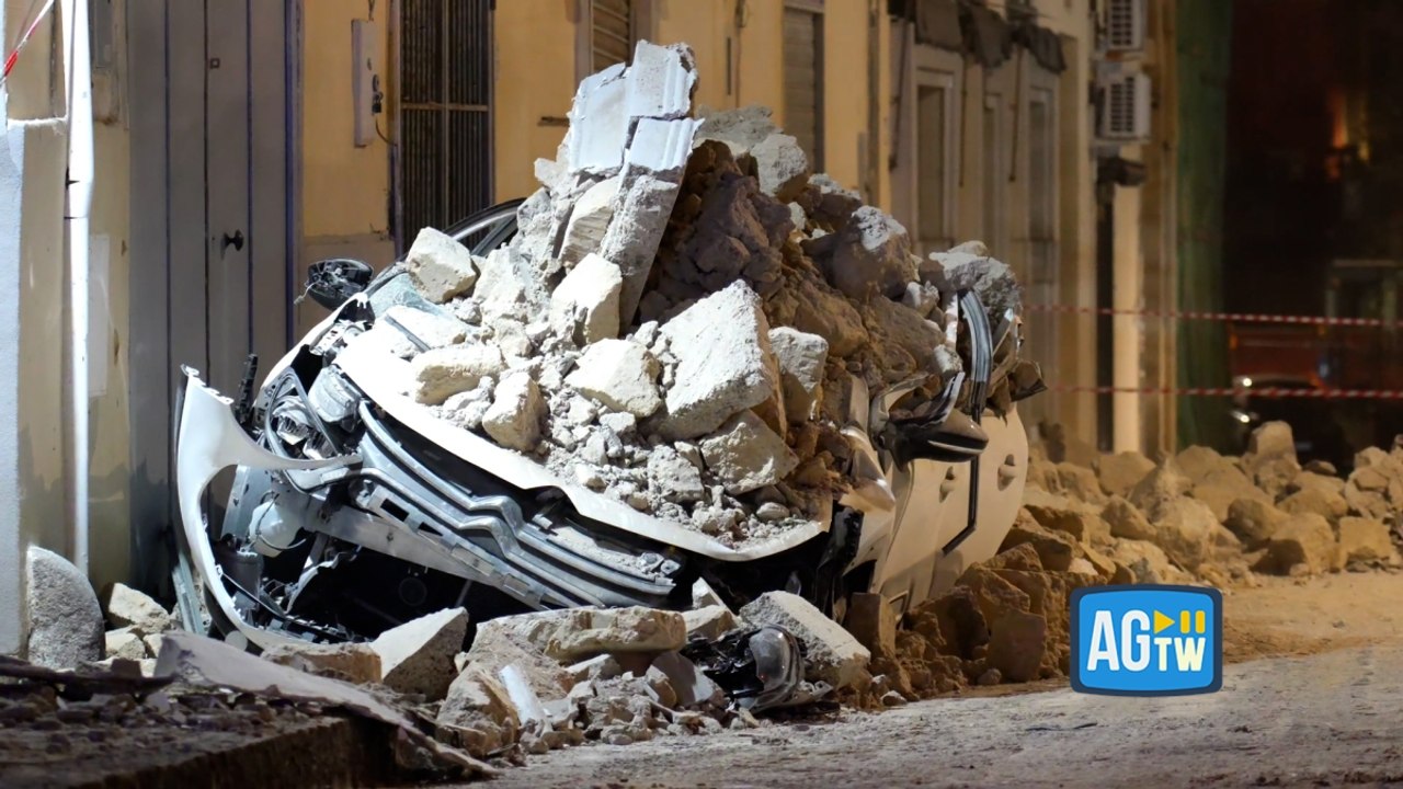Crolla parte di un cornicione a Pozzuoli: le immagini impressionanti