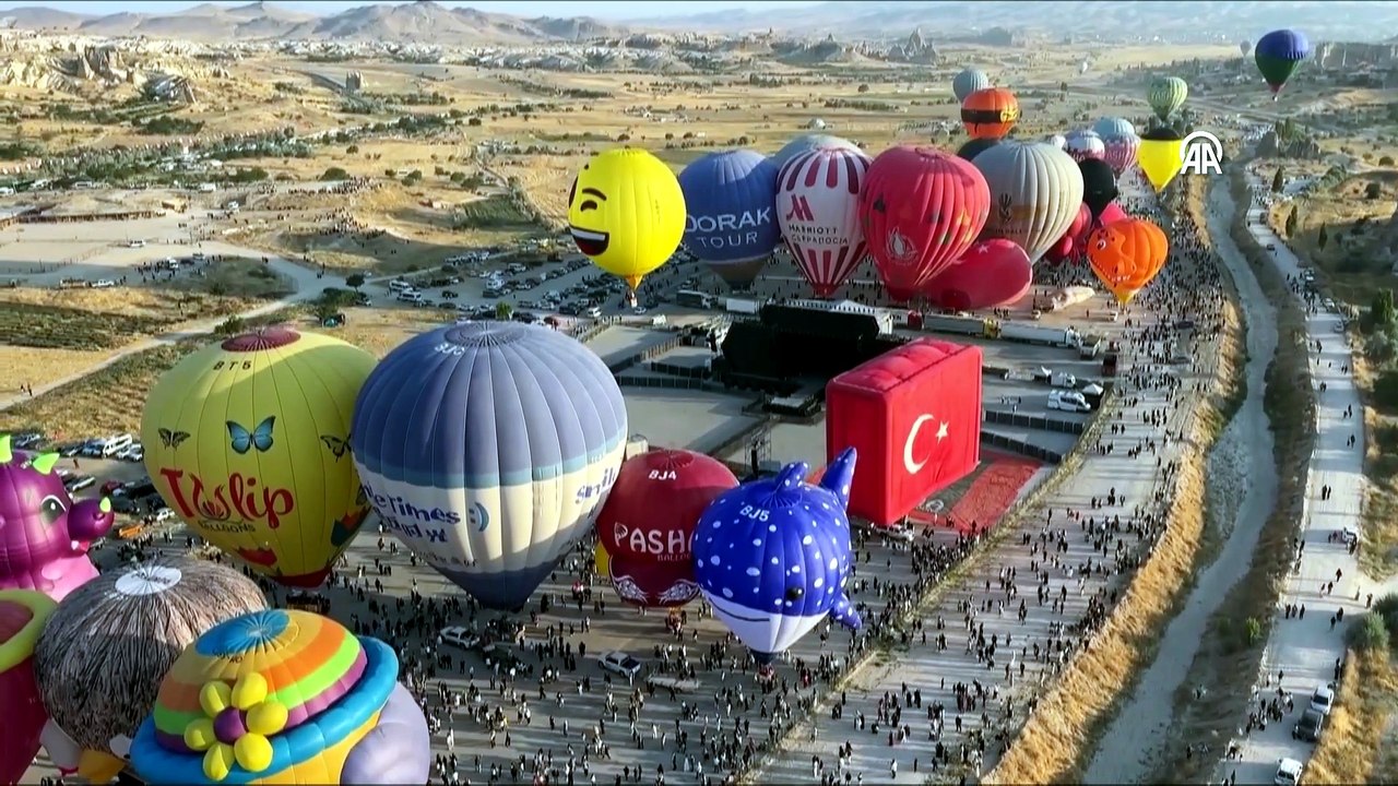 Kapadokya semaları figürlü balonlarla renklendi