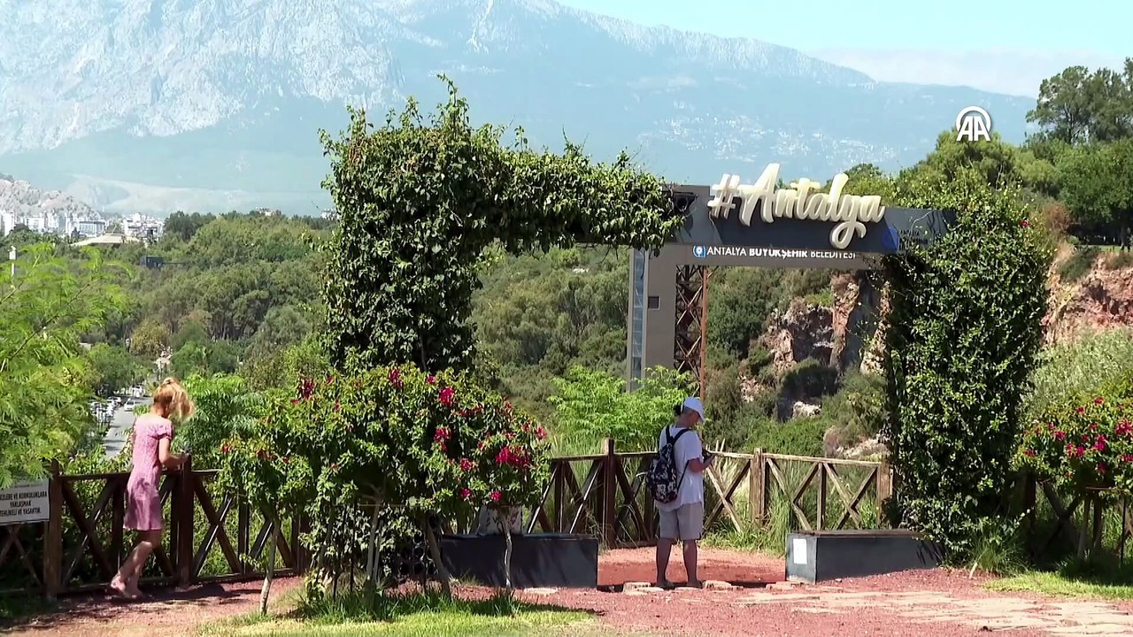 37 derece sıcaklıkta Antalya sahilleri doldu taştı