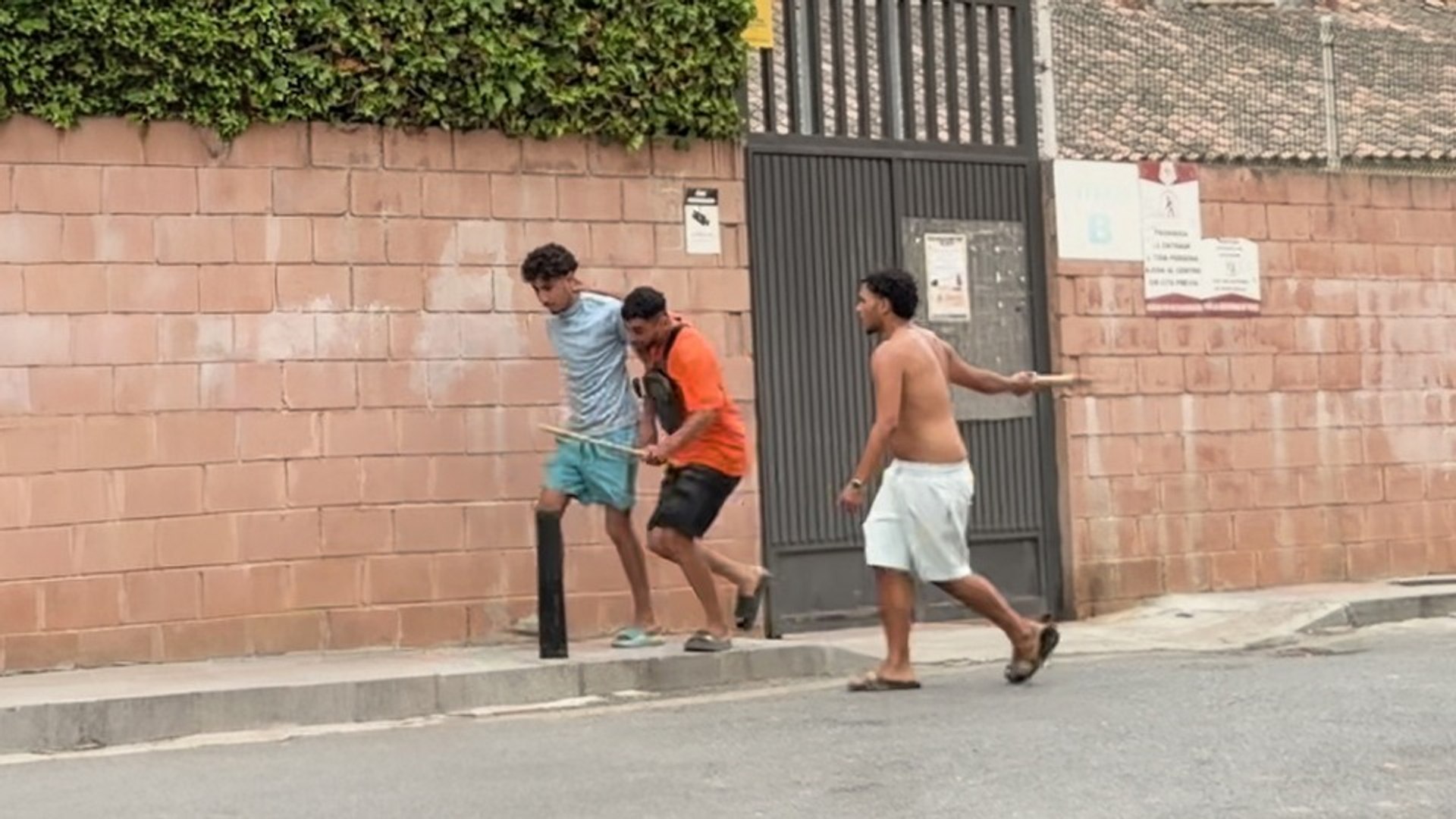 Marroquíes residentes en Ceuta expulsan a palos a inmigrante..