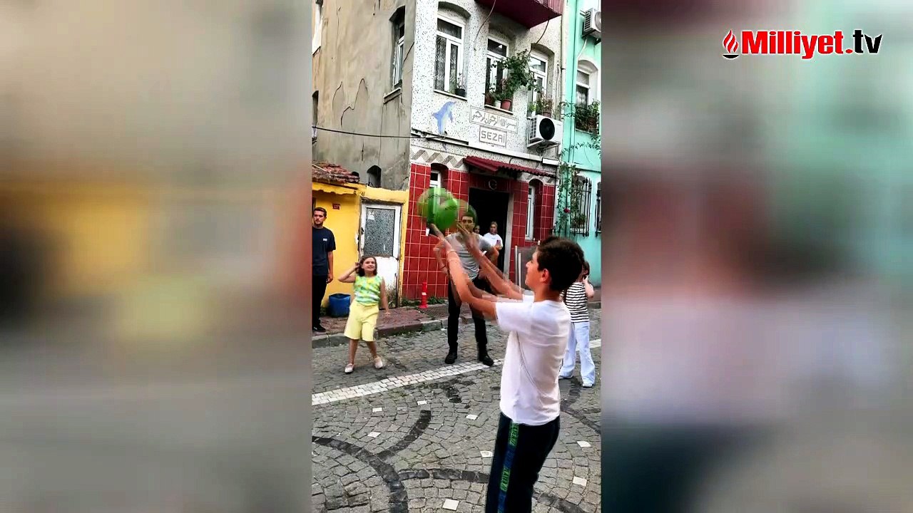Haysiyet setinde voleybol keyfi! Doğukan Güngör çocuklara eşlik etti