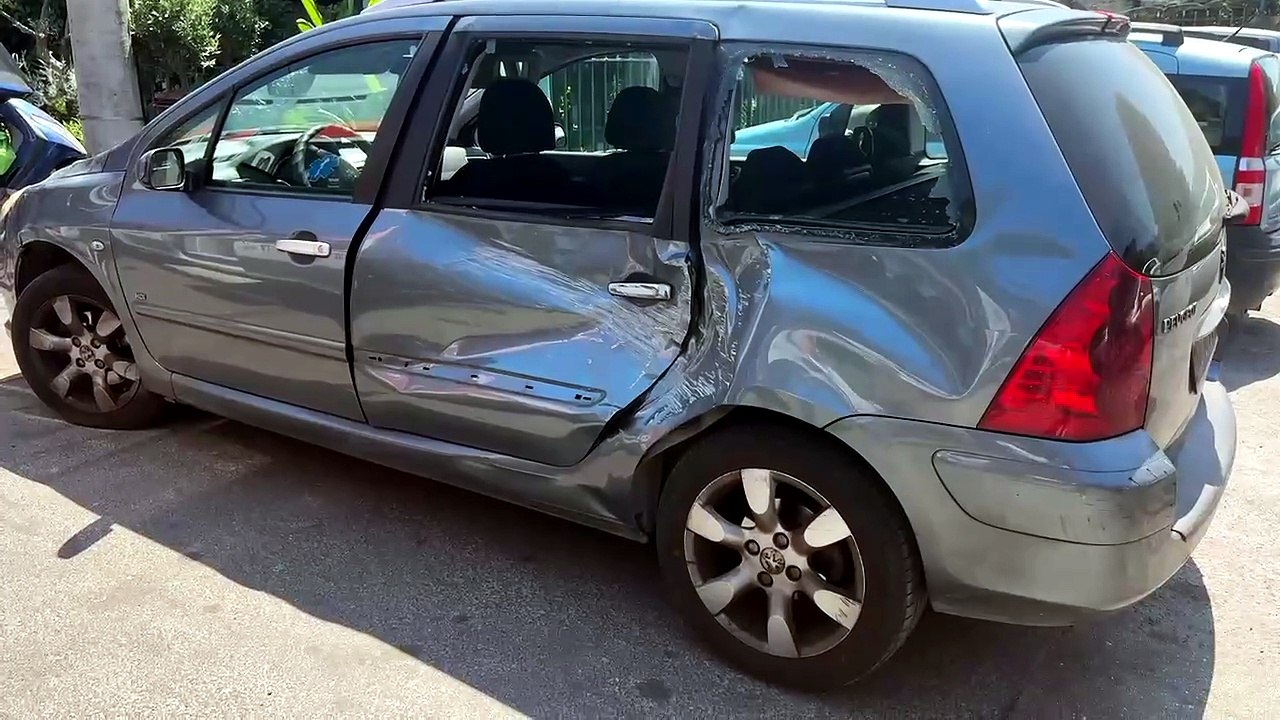 Terremoto a Napoli, masso si stacca dalla montagna e colpisce un'auto