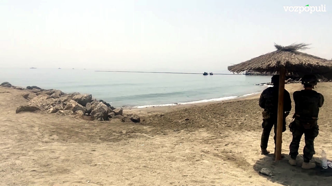 Instaladas barreras de contención en la playa de Ceuta