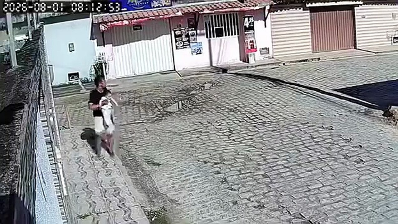 Homem com bebê de colo quase é atingido por veículos durante perseguição em Rio Largo